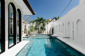 Design Villa Walking distance to Echo Beach!